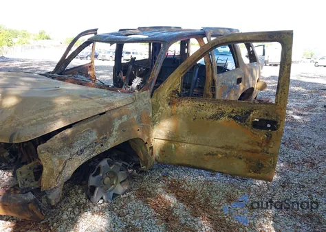 2002 Cadillac Escalade Standard z USA, uszkodzony, nr VIN 1GYEK63N32R207002